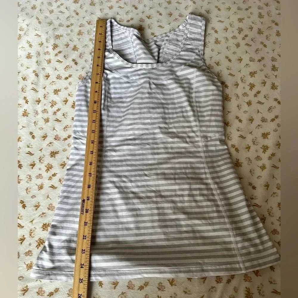 Lululemon Striped athletic top sleeveless gray with white key pocket size 8 - Picture 3 of 7